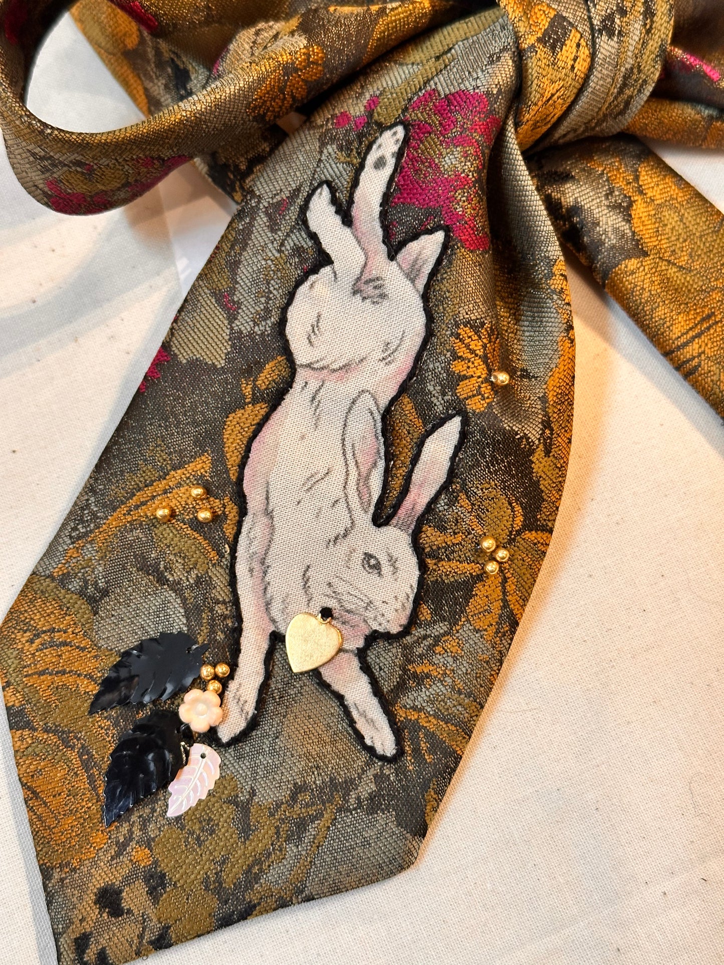Slips - Hare på gyldne blomster